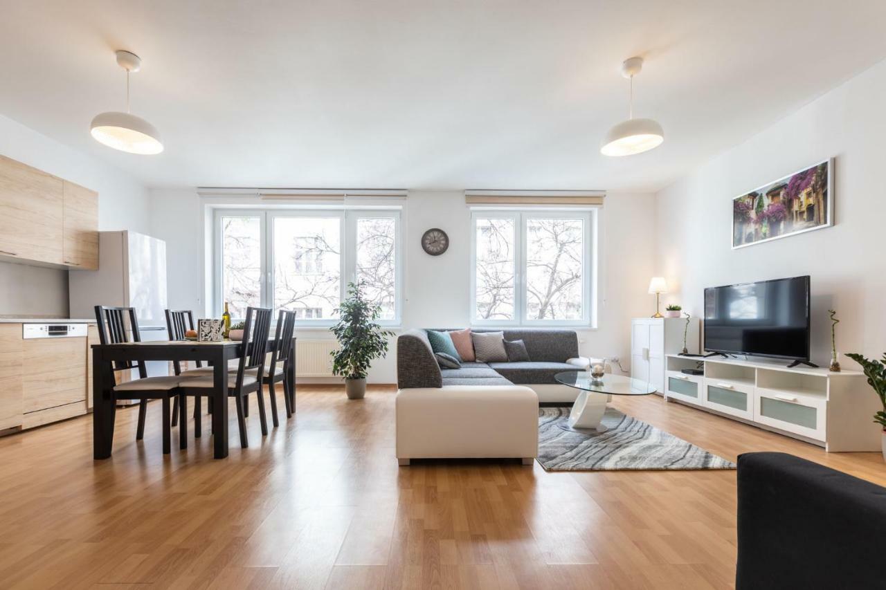Spacious Apartment In The Old Town Of Bratislava Exterior foto