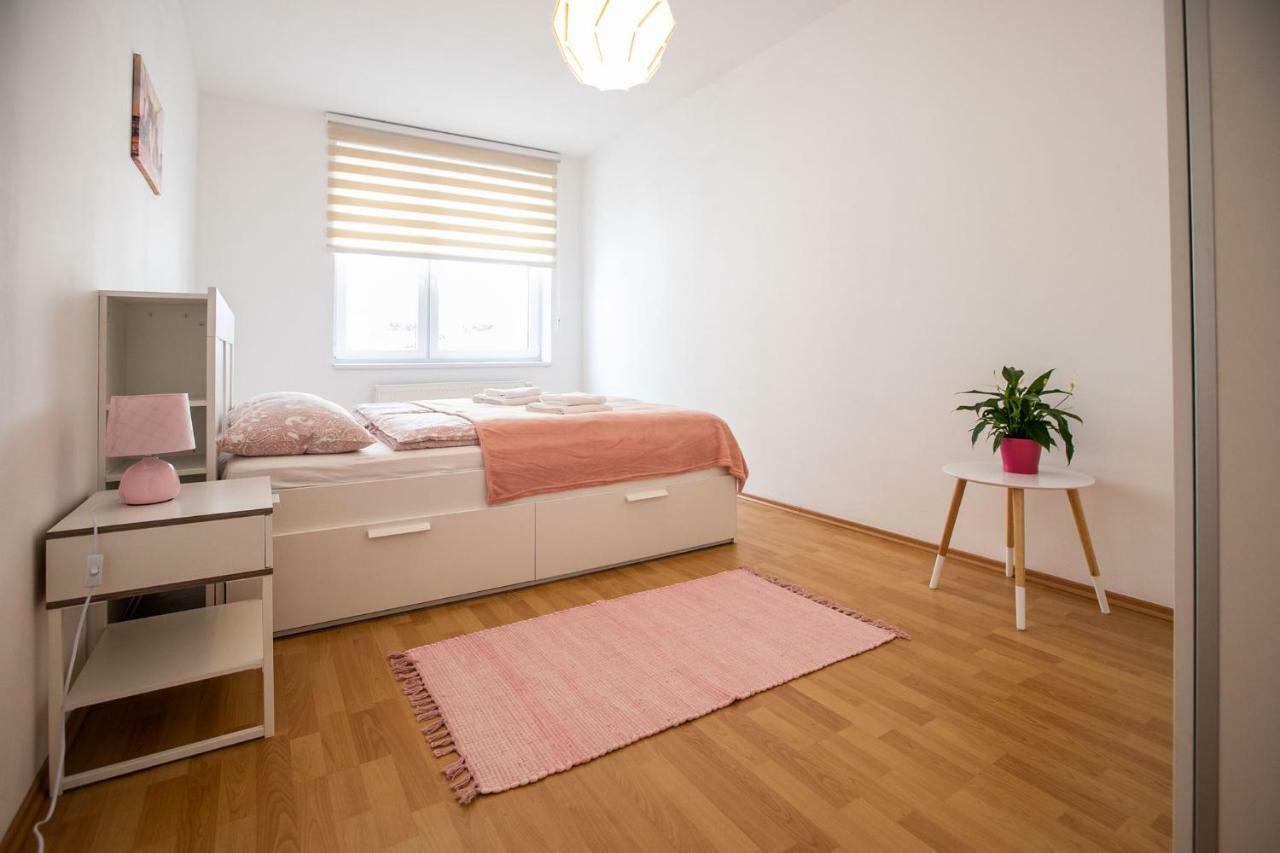 Spacious Apartment In The Old Town Of Bratislava Exterior foto